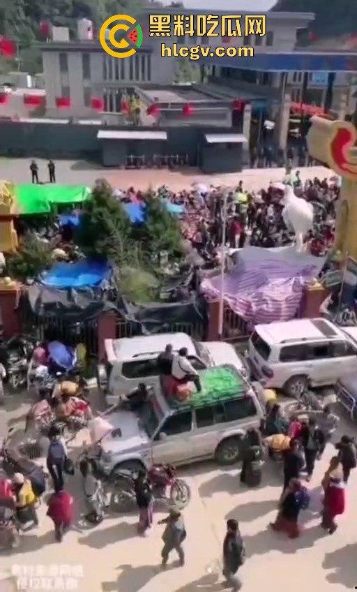 缅甸克钦邦战乱难民潮！百姓涌向腾冲口岸求庇护，中国军队严防死守绝不让难民入境！