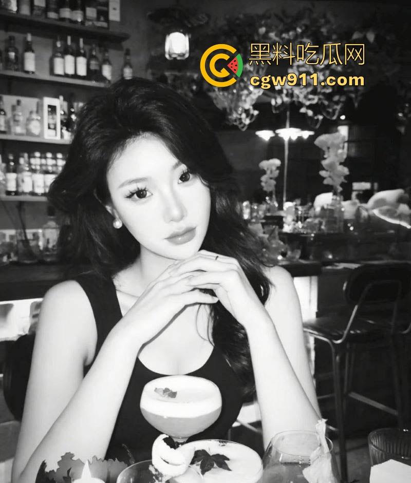 长沙LV极品销售【秦璐伊】高颜值极品身材,搭配紧身吊带裙配黑色小白袜,C杯美乳挺翘,被金主镜子前猛操后入!