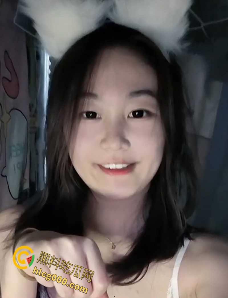 天津大学骚母狗【沈鑫怡】,背着男友在网上撩骚,清纯美女寝室蕾丝淫荡扣逼,男友发现后曝光裸聊视频!