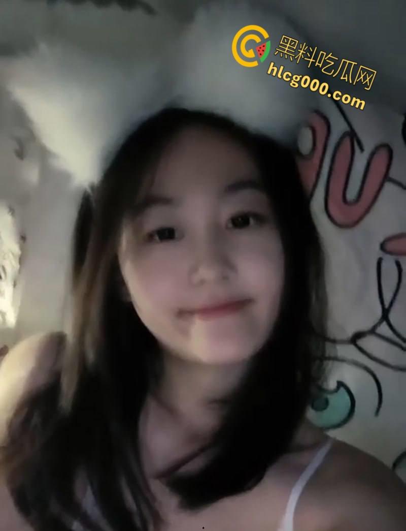 天津大学骚母狗【沈鑫怡】,背着男友在网上撩骚,清纯美女寝室蕾丝淫荡扣逼,男友发现后曝光裸聊视频!