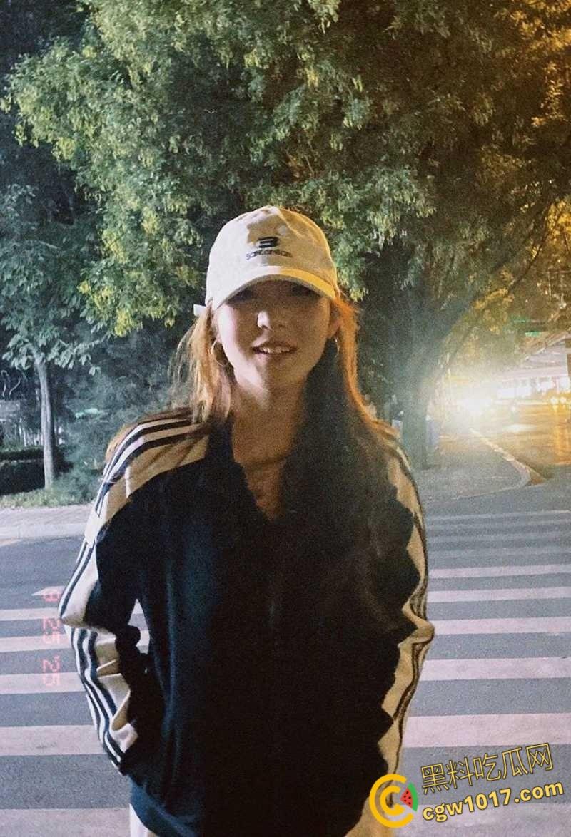 河北科技职院【李圣依】,发私拍为男友撸管助兴,揉捏大奶秀剃毛小穴,插肛塞自慰淫水音撩耳!