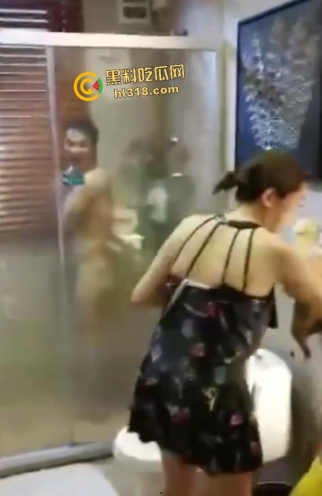 老熟女酒店集体去浴室调戏男性朋友,强拉浴室门看光,还疯狂嘲笑鸡鸡太小没欲望!