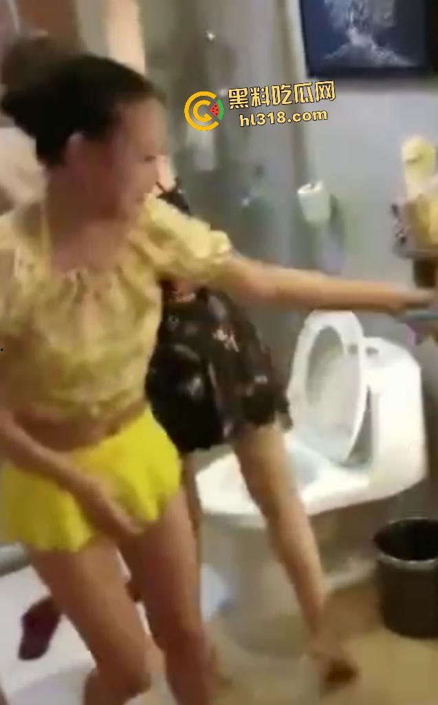 老熟女酒店集体去浴室调戏男性朋友,强拉浴室门看光,还疯狂嘲笑鸡鸡太小没欲望!