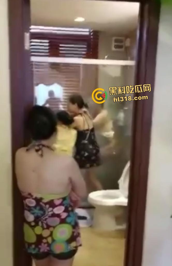 老熟女酒店集体去浴室调戏男性朋友,强拉浴室门看光,还疯狂嘲笑鸡鸡太小没欲望!