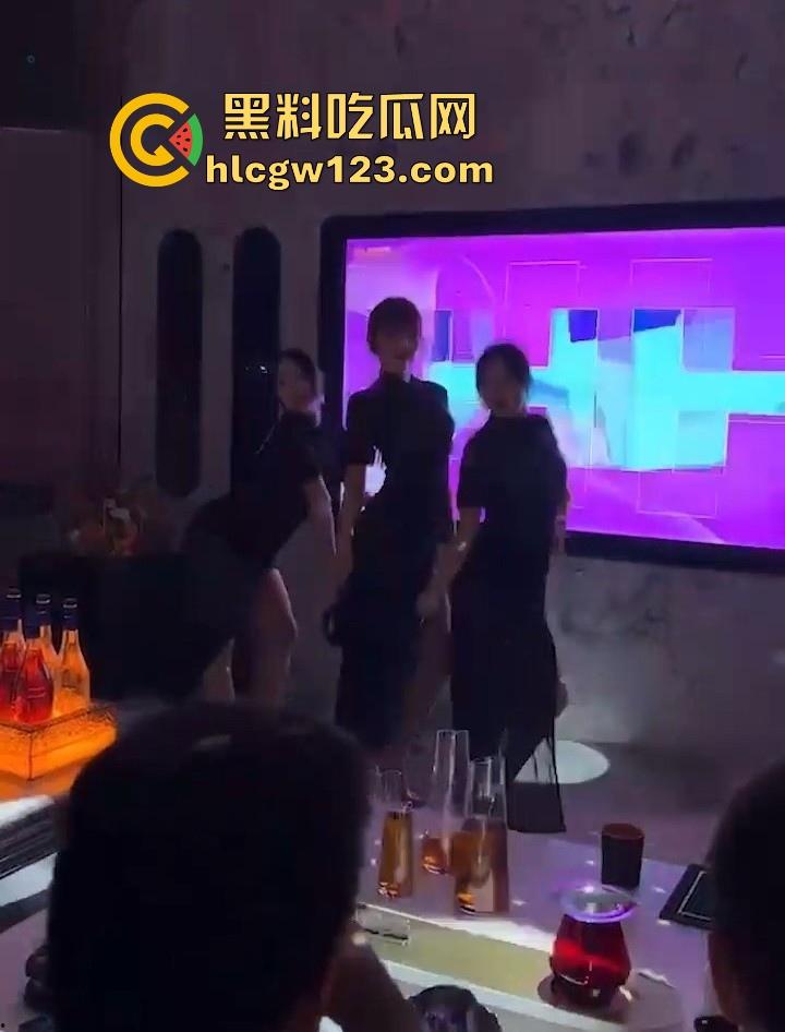 KTV包厢的淫乱现场 汉服美女曼妙舞姿后脱衣艳舞大秀 白皙娇躯性感内衣尽显 扭臀热舞媚眼挑逗 诱惑到极致!