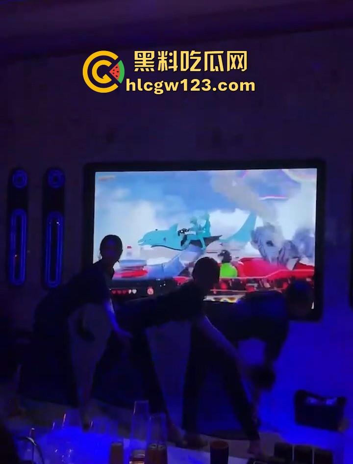 KTV包厢的淫乱现场 汉服美女曼妙舞姿后脱衣艳舞大秀 白皙娇躯性感内衣尽显 扭臀热舞媚眼挑逗 诱惑到极致!