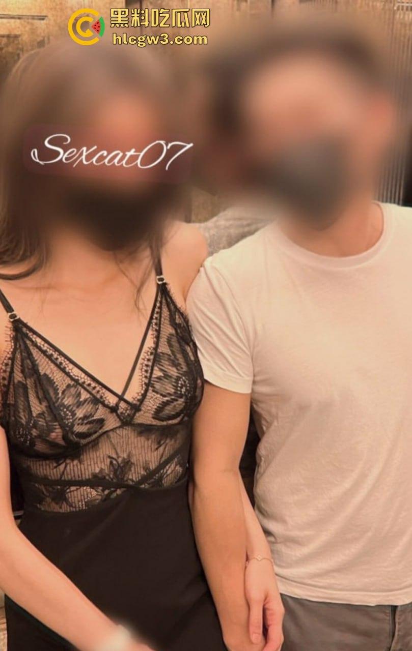 究极绿帽性感骚妻『性感的猫』福利私拍流出,健身室6P大混战,单男无套猛操内射老公紧跟续上!