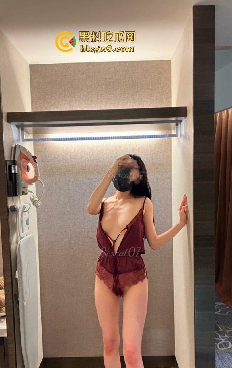 究极绿帽性感骚妻『性感的猫』福利私拍流出,健身室6P大混战,单男无套猛操内射老公紧跟续上!