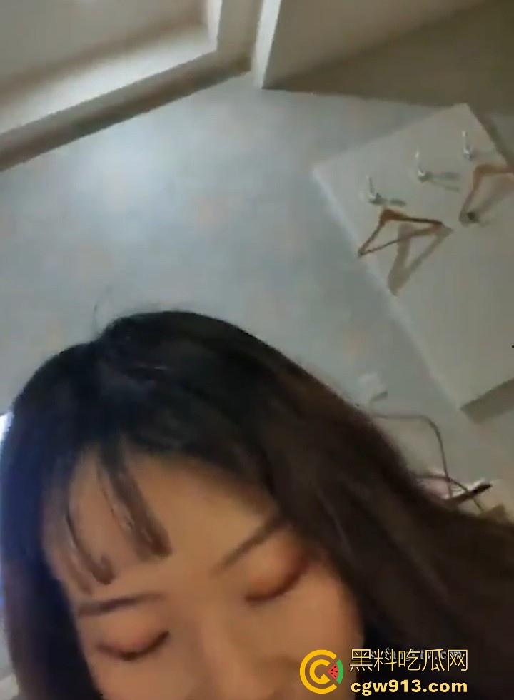 长沙私立高中英语老师【直雯静】与男友性爱自拍外泄，露脸口交常遭暴力猛插，表面清纯实则反差母狗！