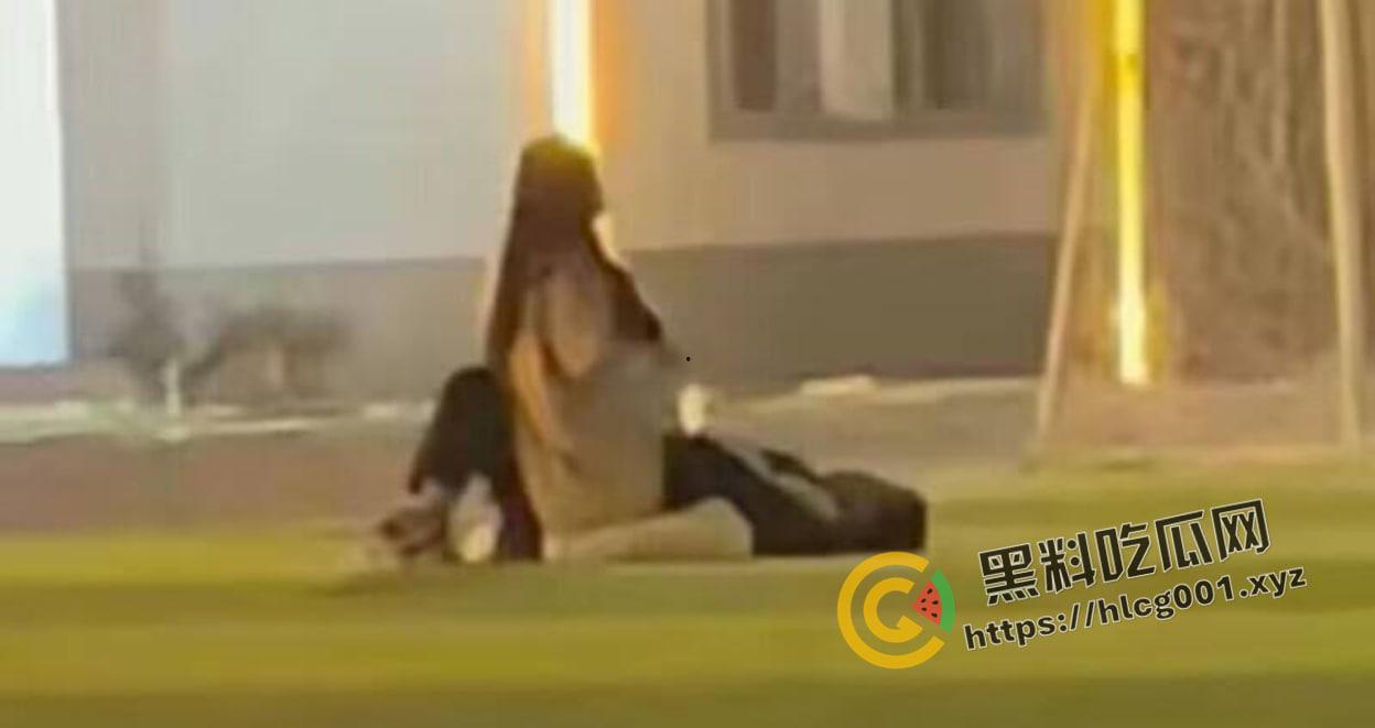 山西长治职业技术学院百人围观大学生操场野战 还有人喊加油 现场直达