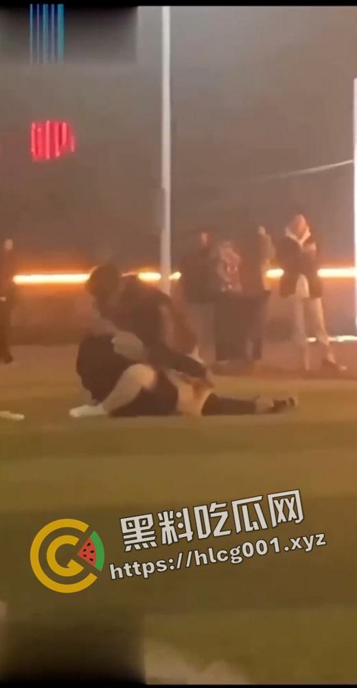 山西长治职业技术学院百人围观大学生操场野战 还有人喊加油 现场直达