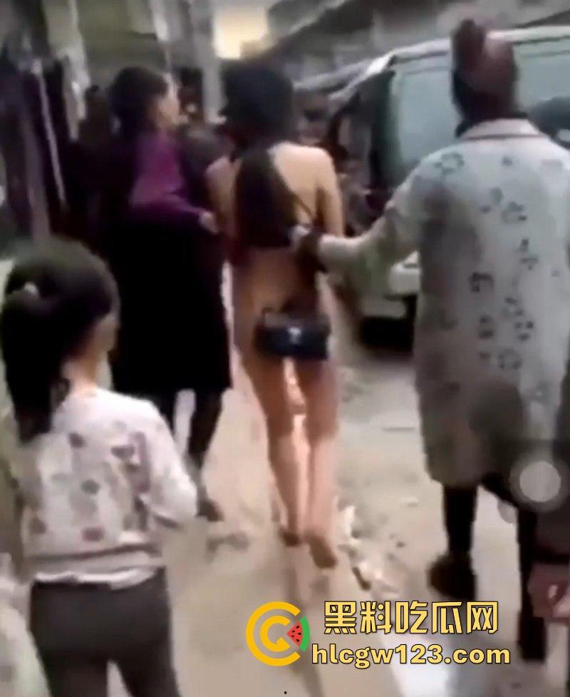 四川宜宾捉奸名场面 原配抓到小三 殴打后扒光将其裸体游街 雪白肥臀亮瞎双眼！