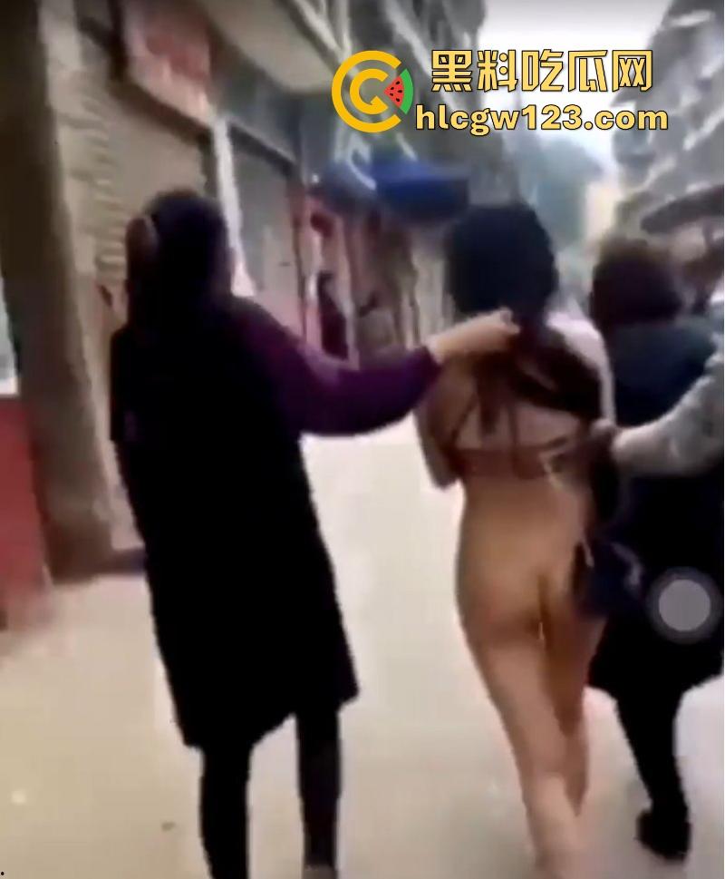 四川宜宾捉奸名场面 原配抓到小三 殴打后扒光将其裸体游街 雪白肥臀亮瞎双眼！