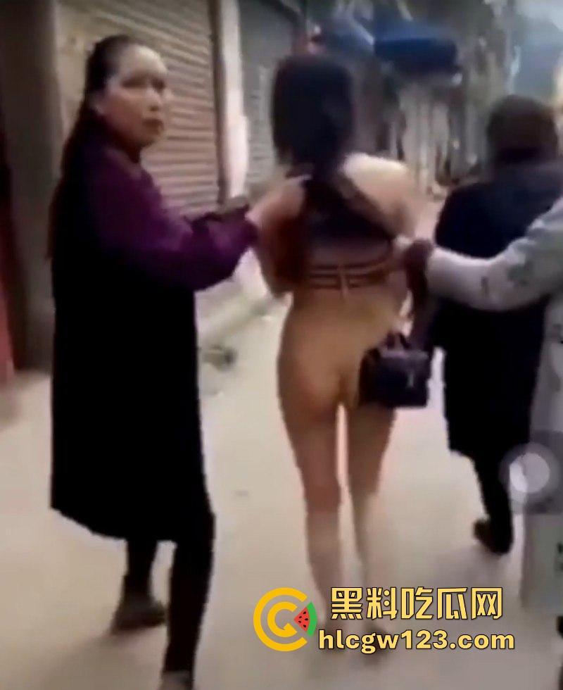 四川宜宾捉奸名场面 原配抓到小三 殴打后扒光将其裸体游街 雪白肥臀亮瞎双眼！