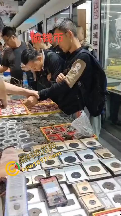 苏州古玩市场无影手被逮:小偷偷币被抓现行,热闹会场瞬间戾气四溢