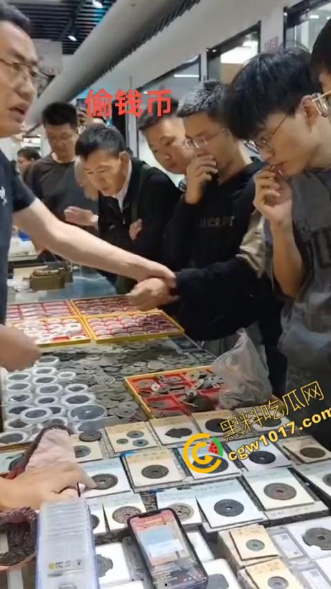 苏州古玩市场无影手被逮:小偷偷币被抓现行,热闹会场瞬间戾气四溢