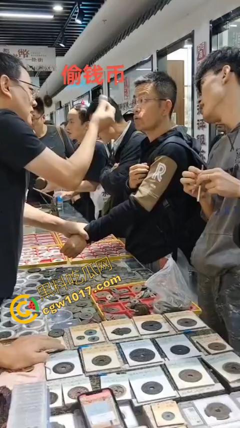 苏州古玩市场无影手被逮:小偷偷币被抓现行,热闹会场瞬间戾气四溢
