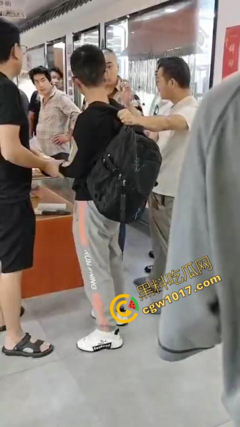 苏州古玩市场无影手被逮:小偷偷币被抓现行,热闹会场瞬间戾气四溢