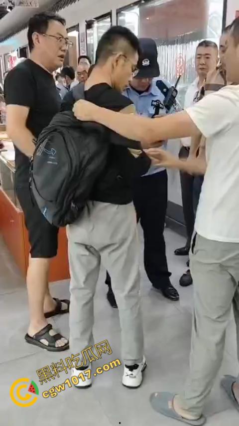 苏州古玩市场无影手被逮:小偷偷币被抓现行,热闹会场瞬间戾气四溢