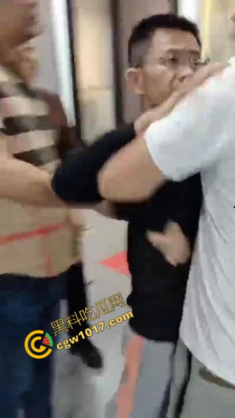 苏州古玩市场无影手被逮:小偷偷币被抓现行,热闹会场瞬间戾气四溢