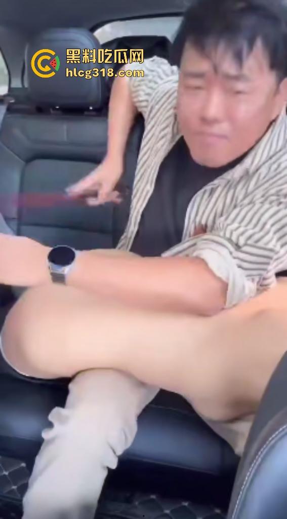 女子车内脱光被男子用板子和手拍屁股！配合音乐敲响节奏，比做爱的声音都好听，这才是真皮手鼓！