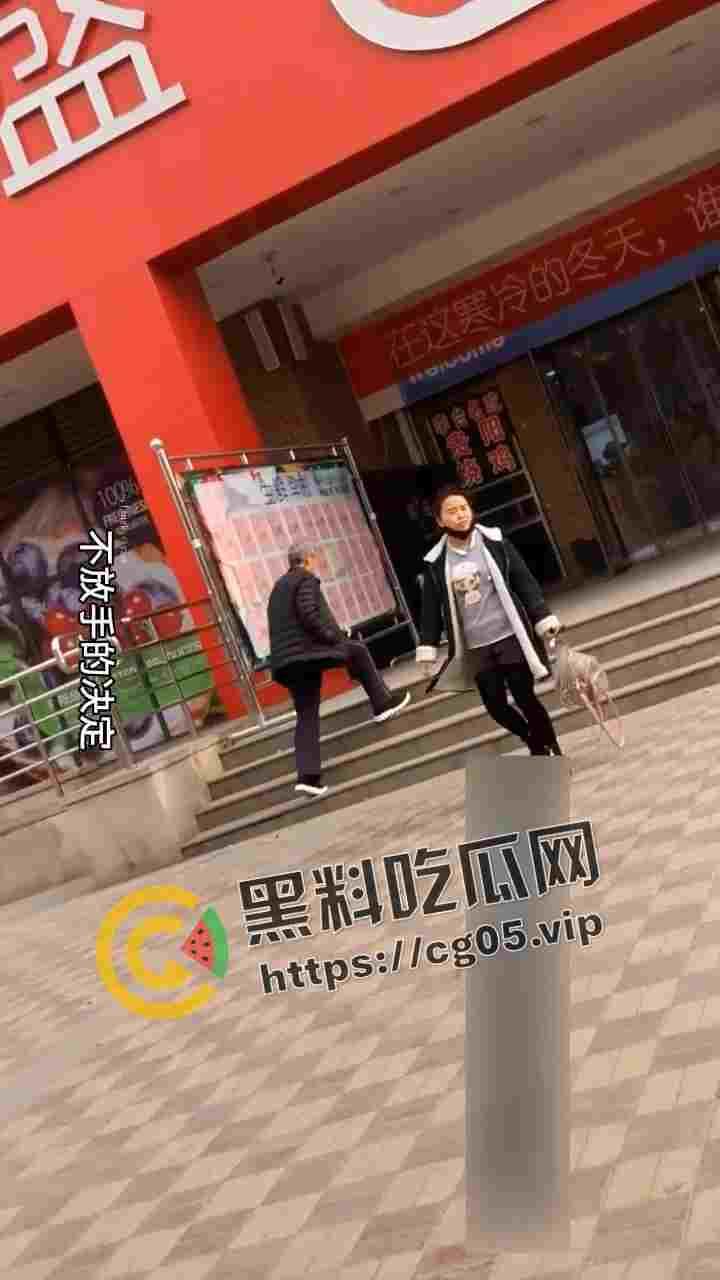 绝世老六！偷拍少妇上厕所 还要等别人出来跟别人说你的逼真黑