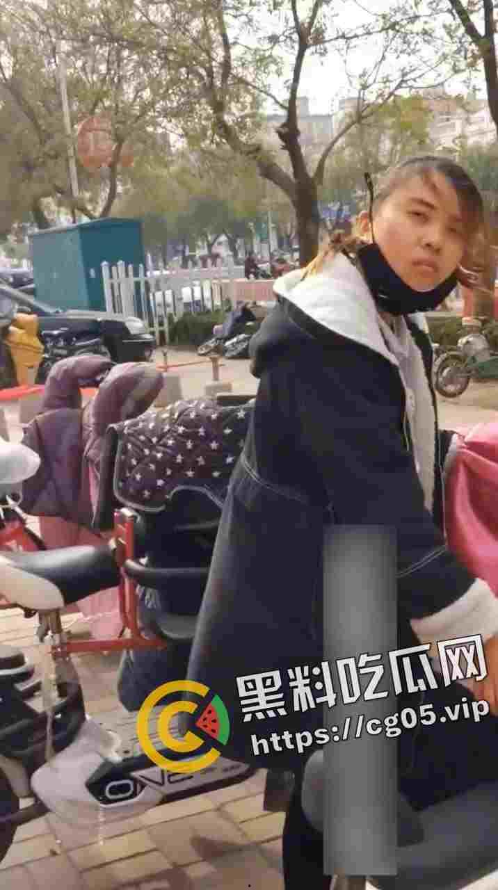 绝世老六！偷拍少妇上厕所 还要等别人出来跟别人说你的逼真黑