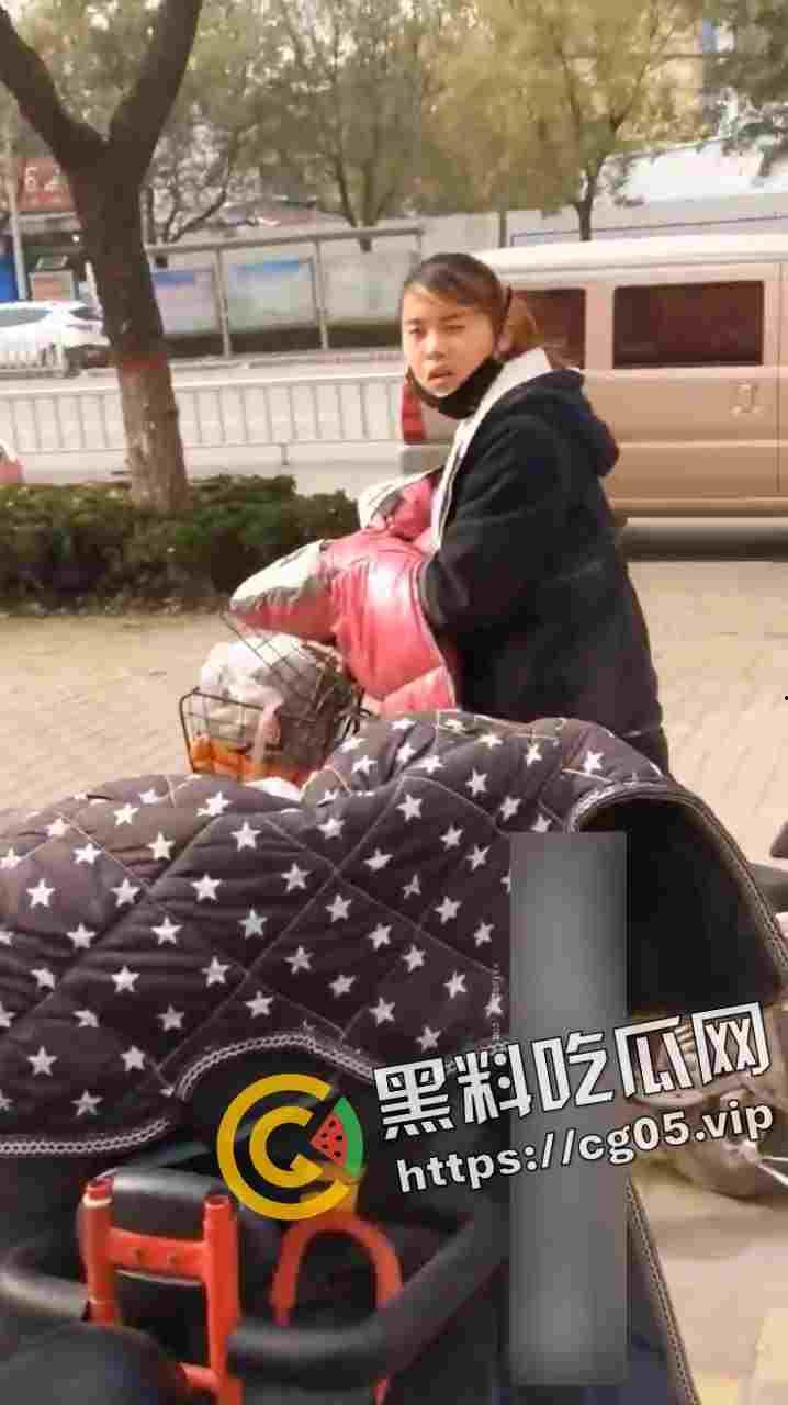 绝世老六！偷拍少妇上厕所 还要等别人出来跟别人说你的逼真黑