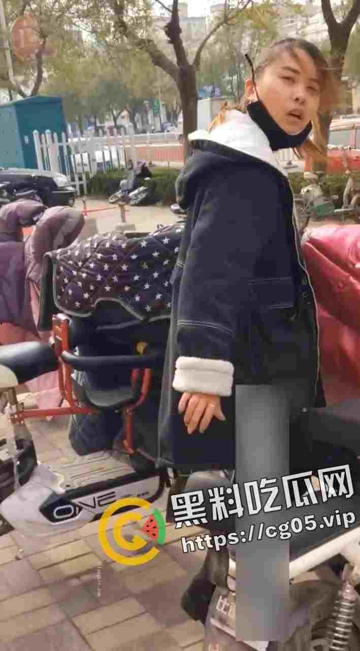 绝世老六！偷拍少妇上厕所 还要等别人出来跟别人说你的逼真黑