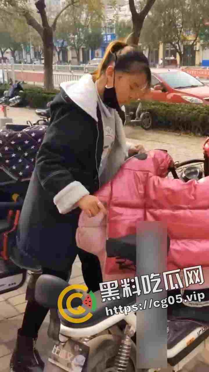 绝世老六！偷拍少妇上厕所 还要等别人出来跟别人说你的逼真黑