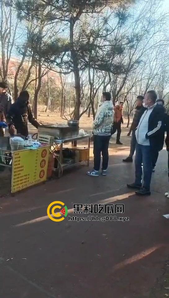 山东日照航海工程职业学院门口卖淀粉肠的摊主惨了!白衣男当街掀摊,城管还是社会哥?