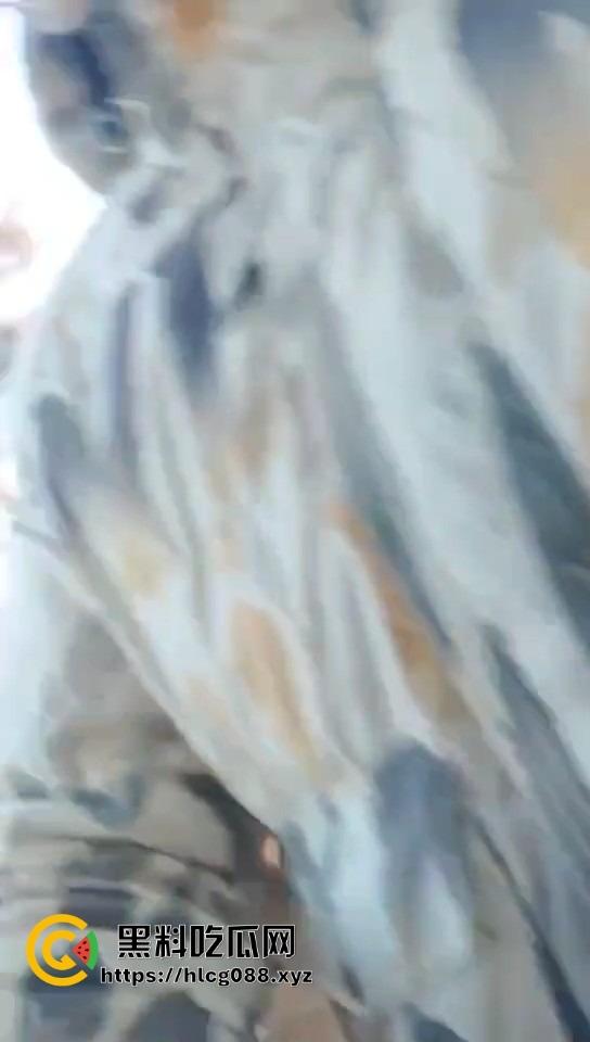 山东日照航海工程职业学院门口卖淀粉肠的摊主惨了!白衣男当街掀摊,城管还是社会哥?