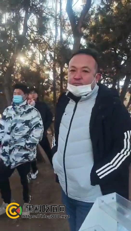 山东日照航海工程职业学院门口卖淀粉肠的摊主惨了!白衣男当街掀摊,城管还是社会哥?