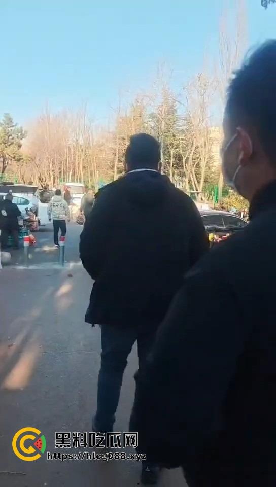 山东日照航海工程职业学院门口卖淀粉肠的摊主惨了!白衣男当街掀摊,城管还是社会哥?