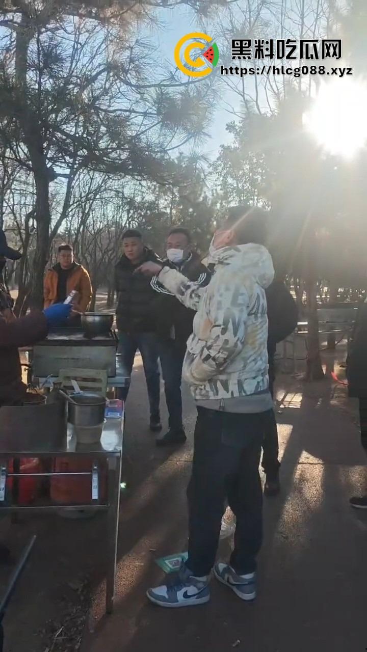 山东日照航海工程职业学院门口卖淀粉肠的摊主惨了!白衣男当街掀摊,城管还是社会哥?