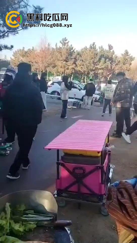 山东日照航海工程职业学院门口卖淀粉肠的摊主惨了!白衣男当街掀摊,城管还是社会哥?
