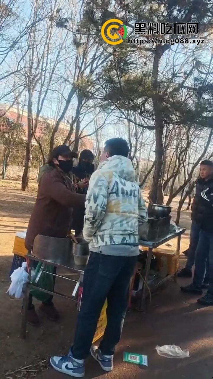 山东日照航海工程职业学院门口卖淀粉肠的摊主惨了!白衣男当街掀摊,城管还是社会哥?