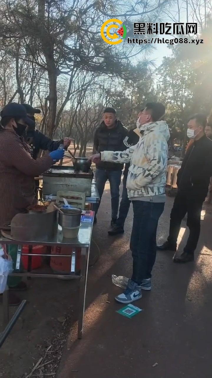 山东日照航海工程职业学院门口卖淀粉肠的摊主惨了!白衣男当街掀摊,城管还是社会哥?