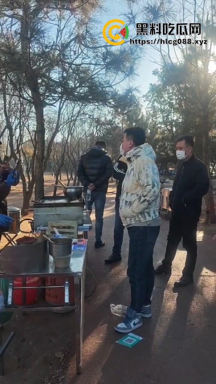 山东日照航海工程职业学院门口卖淀粉肠的摊主惨了!白衣男当街掀摊,城管还是社会哥?