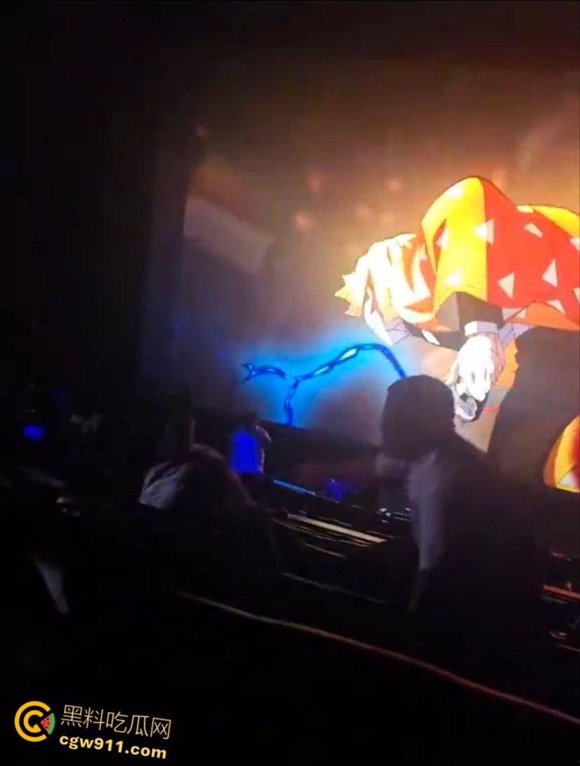 美国太阳谷AMC影院斗殴,一男子观影时当众小便,溅到邻座引起愤怒,遭观众围殴打得鼻青脸肿!