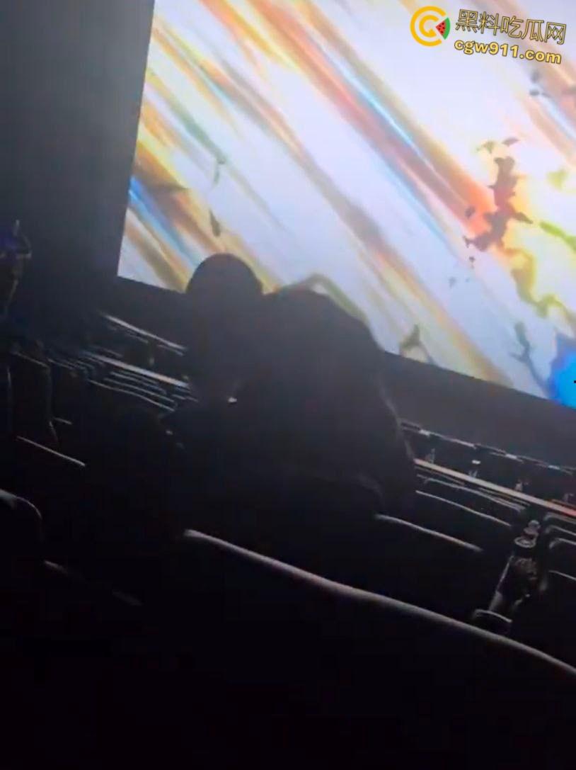 美国太阳谷AMC影院斗殴,一男子观影时当众小便,溅到邻座引起愤怒,遭观众围殴打得鼻青脸肿!