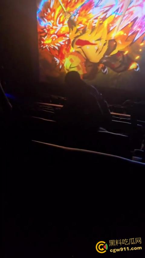 美国太阳谷AMC影院斗殴,一男子观影时当众小便,溅到邻座引起愤怒,遭观众围殴打得鼻青脸肿!