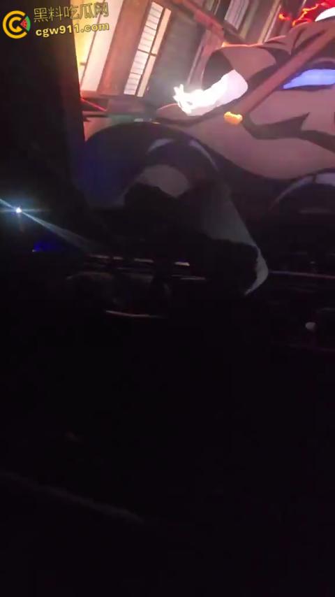 美国太阳谷AMC影院斗殴,一男子观影时当众小便,溅到邻座引起愤怒,遭观众围殴打得鼻青脸肿!