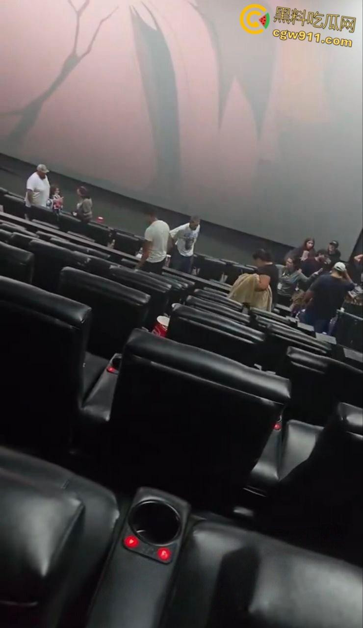 美国太阳谷AMC影院斗殴,一男子观影时当众小便,溅到邻座引起愤怒,遭观众围殴打得鼻青脸肿!