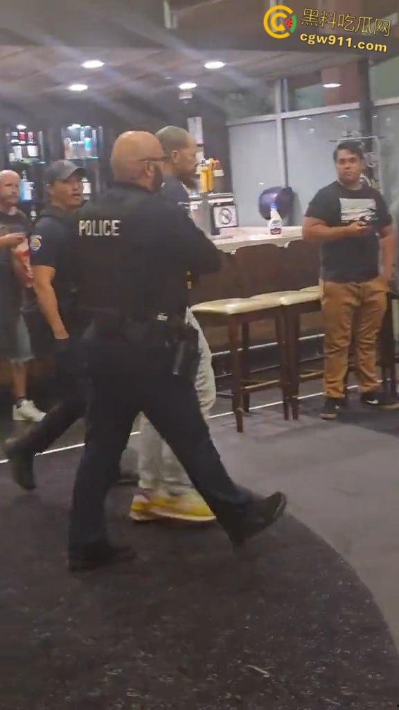 美国太阳谷AMC影院斗殴,一男子观影时当众小便,溅到邻座引起愤怒,遭观众围殴打得鼻青脸肿!