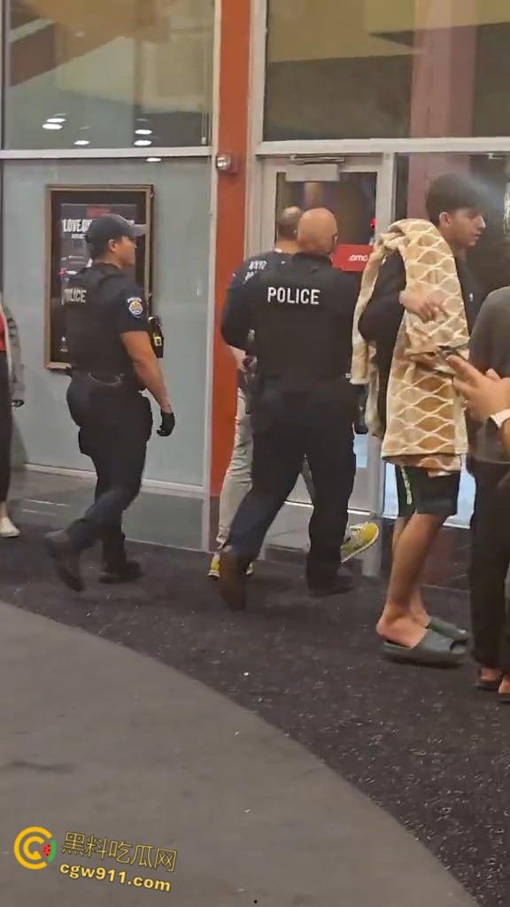 美国太阳谷AMC影院斗殴,一男子观影时当众小便,溅到邻座引起愤怒,遭观众围殴打得鼻青脸肿!