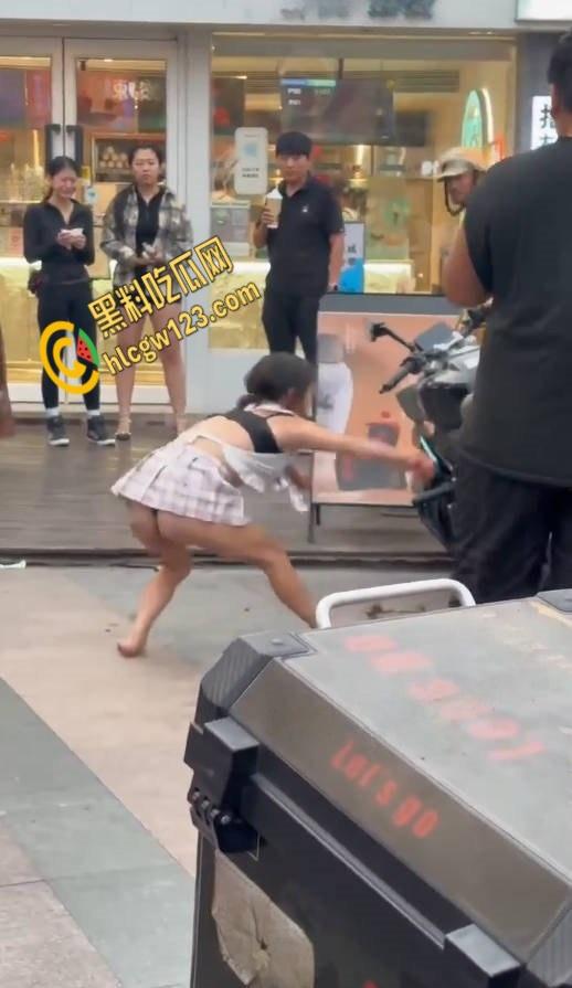 王府井齐逼小短裙小仙女暴怒,失控酸辣粉塞机车排气孔,还打砸怒怼终被警察制服 !