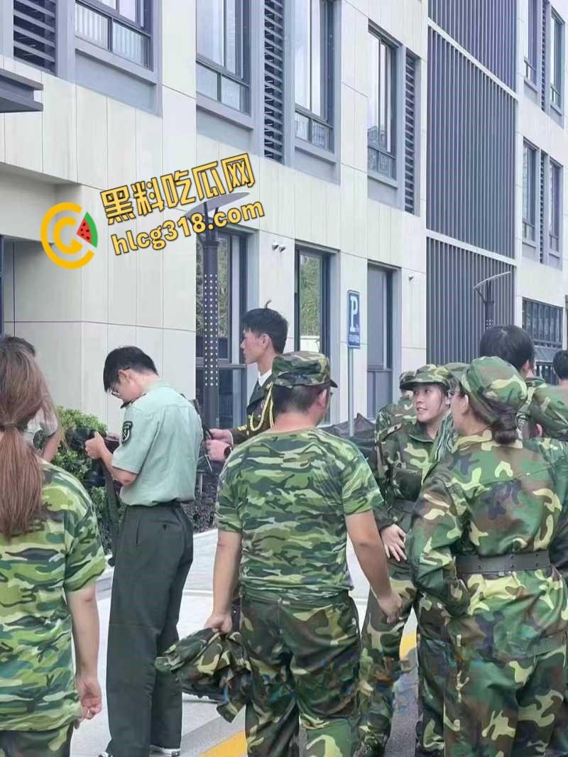 杭州浙大城市学院女学生和教官约炮，新生学妹勾引教官啪啪，曝光后教官还被抓走蹲了七天！