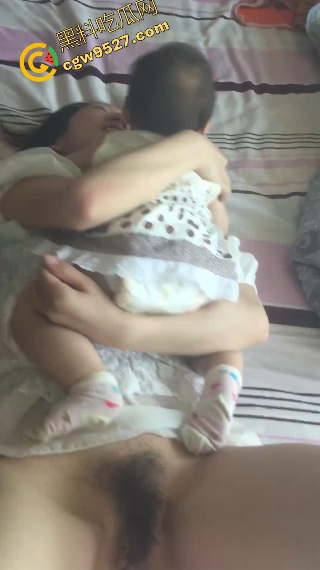 湖南人妻【王春艳】性瘾超强,刚出月子就偷情约炮,孩子一边吃奶,骚穴一边被操,真是淫荡至极