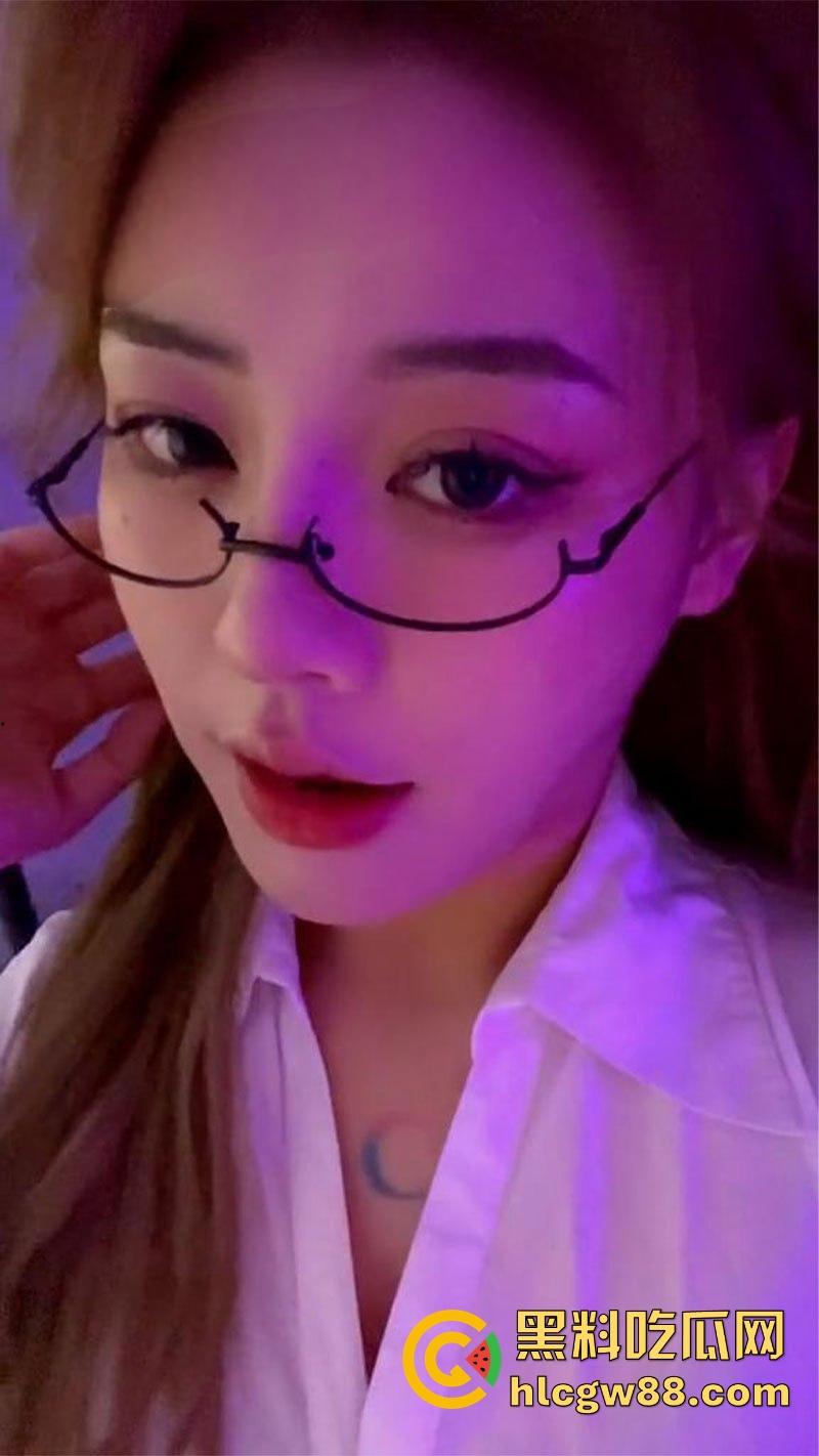 抖音极品网红【DJ美羊羊】公交车精盆名不虚传，被金主暴力抽插口交，舔完大鸡巴再被中出！